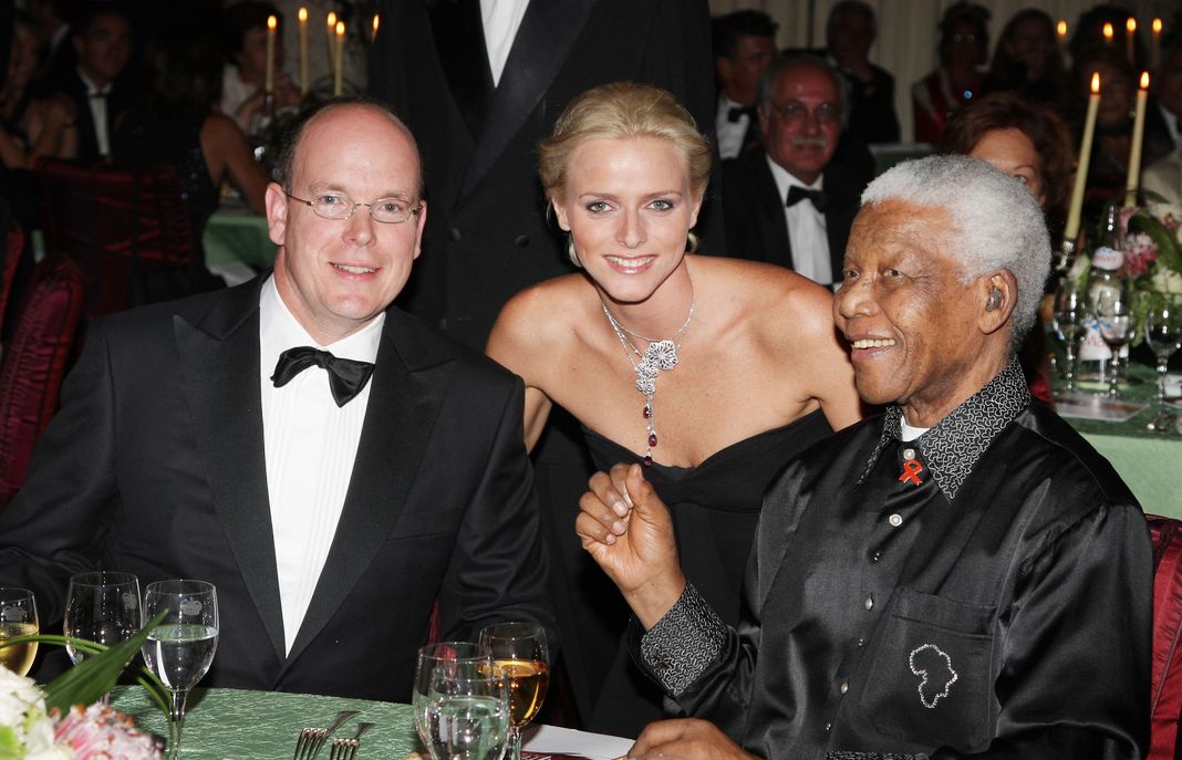 Князь Монако Альбер II, Шарлин Уиттсток и Нельсон Мандела на гала-ужине «Объединимся ради лучшего мира».