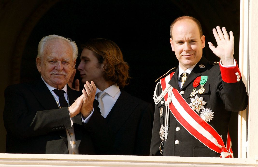 Князь Ренье III с принцем Альбертом на балконе дворца Монако во время парада в честь Национального дня княжества