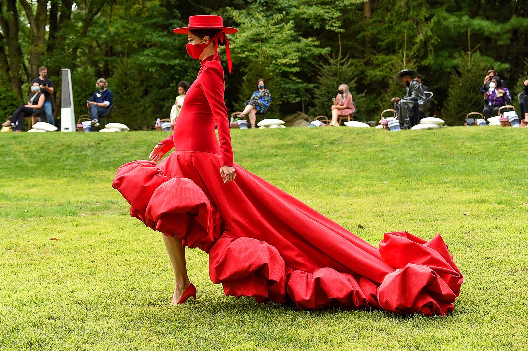 Коко Роша идет по подиуму на показе мод Christian Siriano Collection.