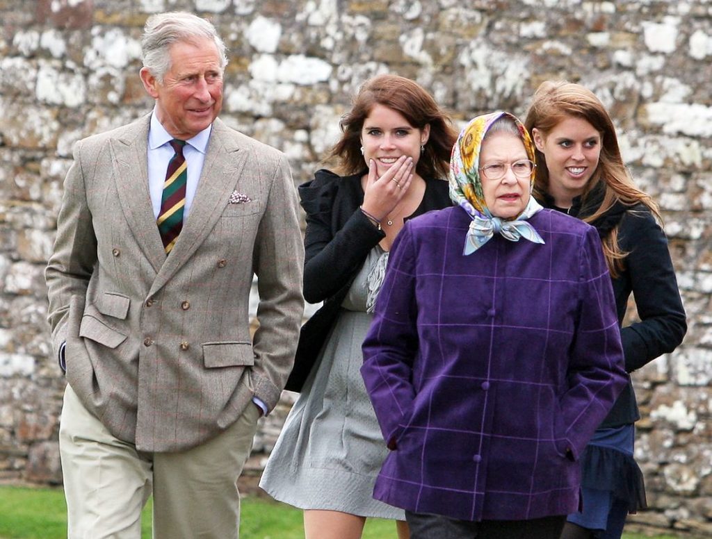 Королева Елизавета II в сопровождении принца Чарльза, принца Уэльского, принцессы Евгении и принцессы Беатрис и остальные члены королевской семьи прибывают в Замок Мей