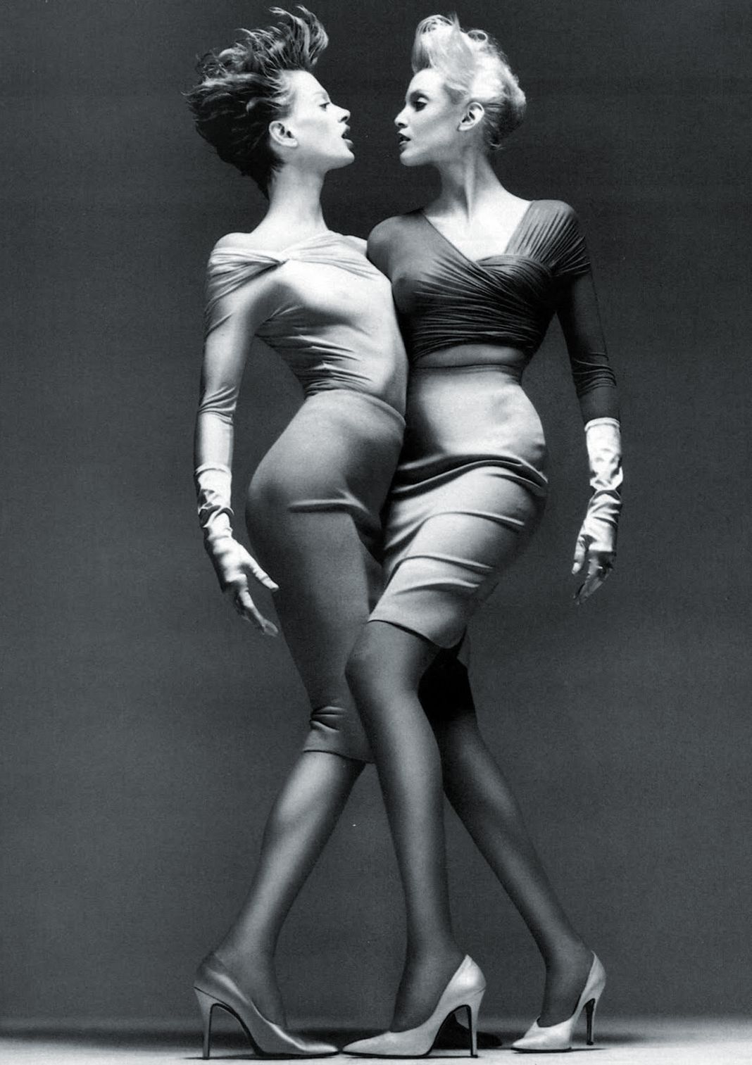 Кристен Макменами и Надя Ауэрман, рекламная кампания Versace S/S 1995, фотограф Ричар Аведон.
