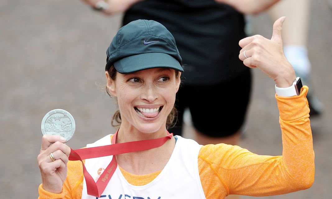 Кристи Терлингтон пересекла финишную черту во время финиша знаменитостей на Лондонском марафоне.