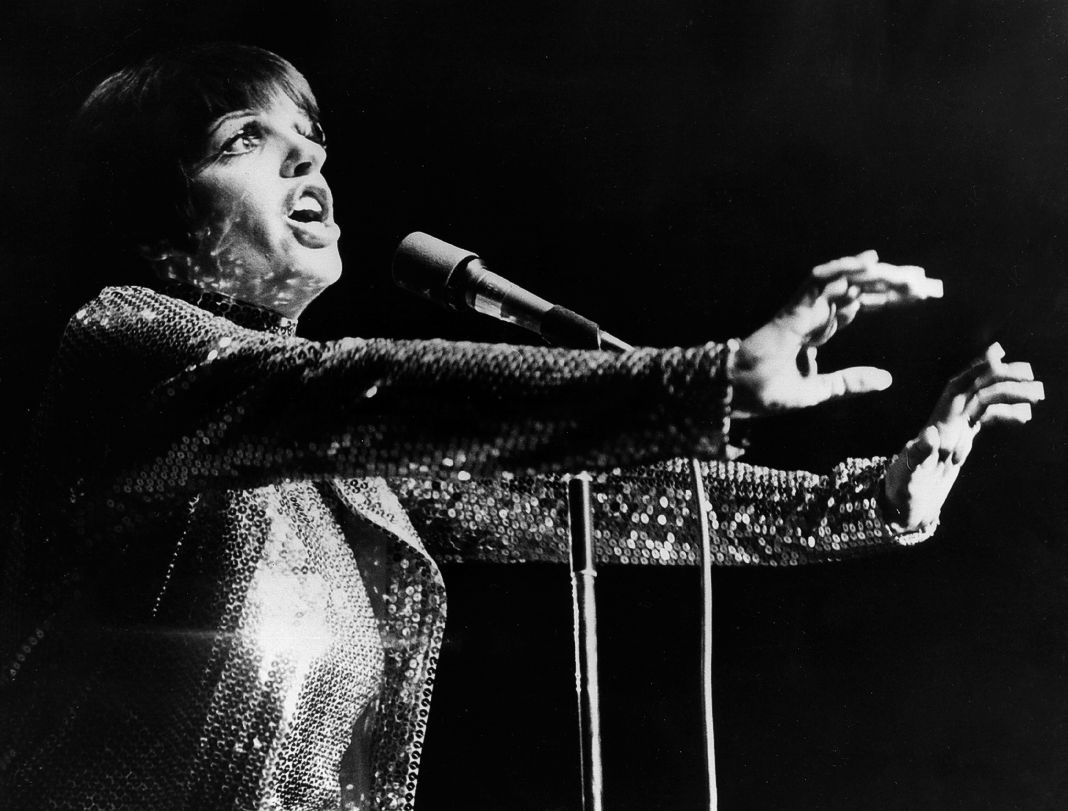 Лайза Миннелли на сцене Дворца конгрессов в Париже во время своего шоу «Одна женщина», 4 января 1975 г. Лайза пела полтора часа без остановки в сопровождении оркестра из 27 человек