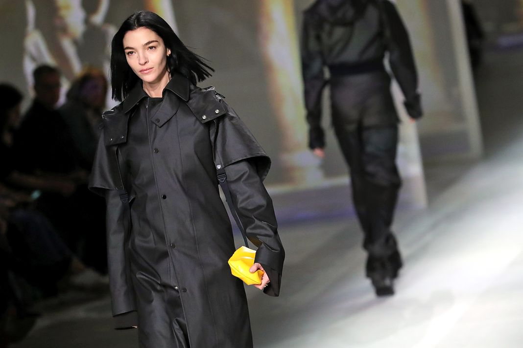 Мариякарла Босконо идет по подиуму во время показа мод Bottega Veneta в рамках Миланской недели моды.