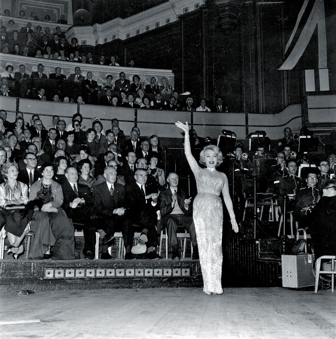Марлен Дитрих на сцене Королевского Альберт-холла