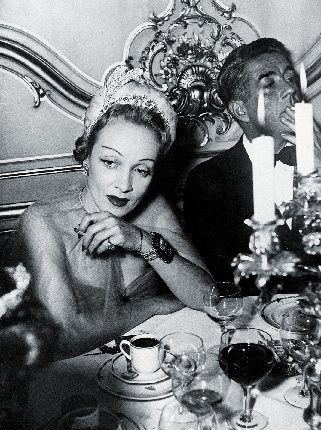 Марлен Дитрих в диадеме, которую она носила на «Ночи диадем» в Париже.