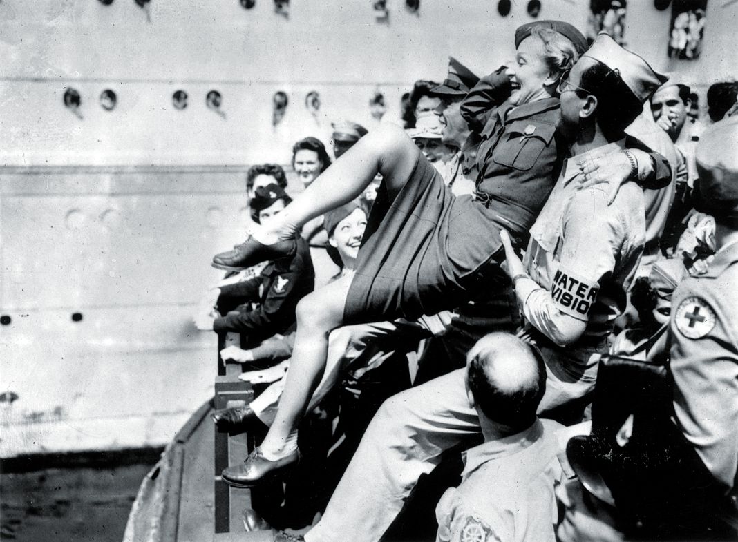 Марлен Дитрих возвращается домой в Нью-Йорк на лайнере королевы Елизаветы