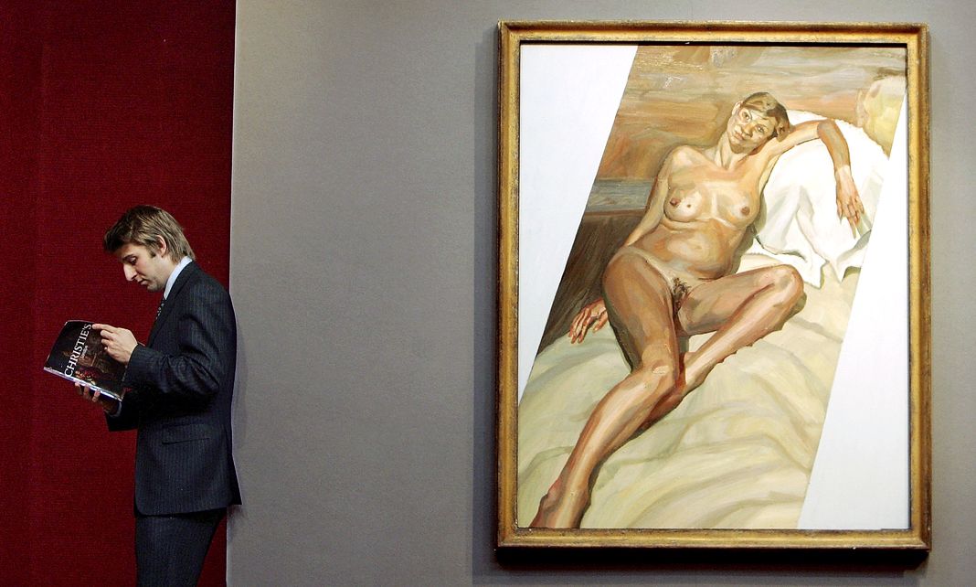 Мэтью Патон из аукционистов Christies стоит рядом с портретом обнаженной британской модели Кейт Мосс работы Люсьена Фрейда под названием «Обнаженный портрет 2002».