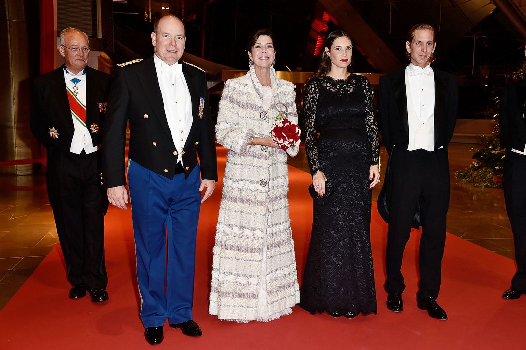 Министр Мишель Роже, принц Монако Альбер II, принцесса Каролина Ганноверская, Татьяна Санто-Доминго и Андреа Казираги на гала-вечере.