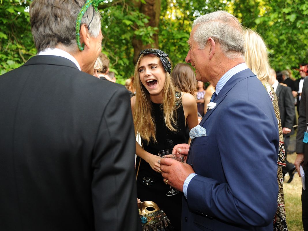 Модель Кара Делевинь и семья встречаются с принцем Чарльзом, принцем Уэльским.