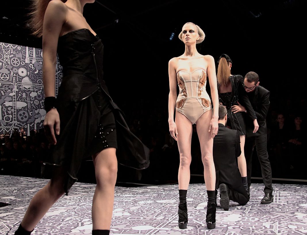 Модель Кристен МакМенами выступает на показе Viktor & Rolf Ready to Wear.