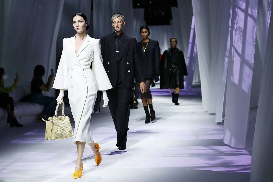 Модель Мариякарла Босконо идет по подиуму во время показа Pucci - Show.