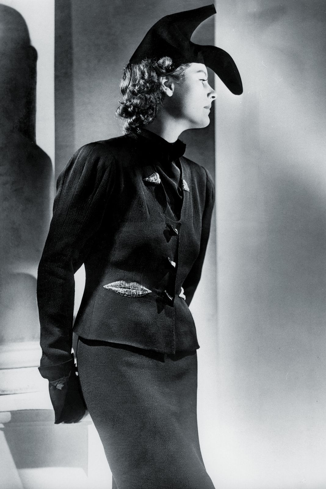 Модель в шляпе в форме перевернутой женской туфли, над которой Эльза Скиапарелли работала вместе с Сальвадором Дали.