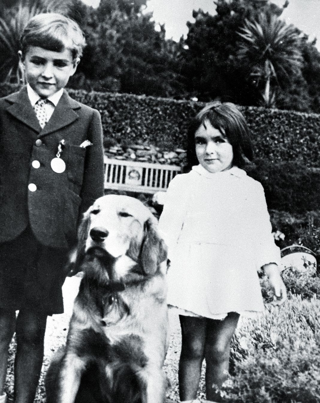 Молодая актриса Элизабет Тейлор стоит со своим братом.
