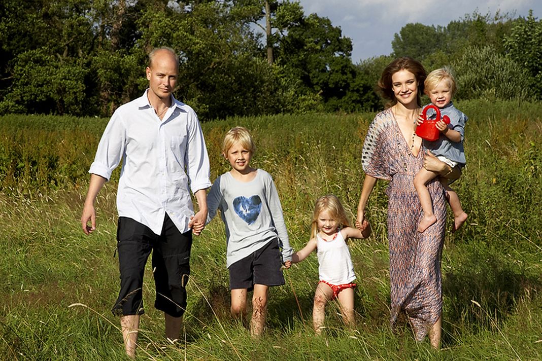 Наталья с мужем лордом Портманом и тремя детьми Лукасом, Невой и Виктором.