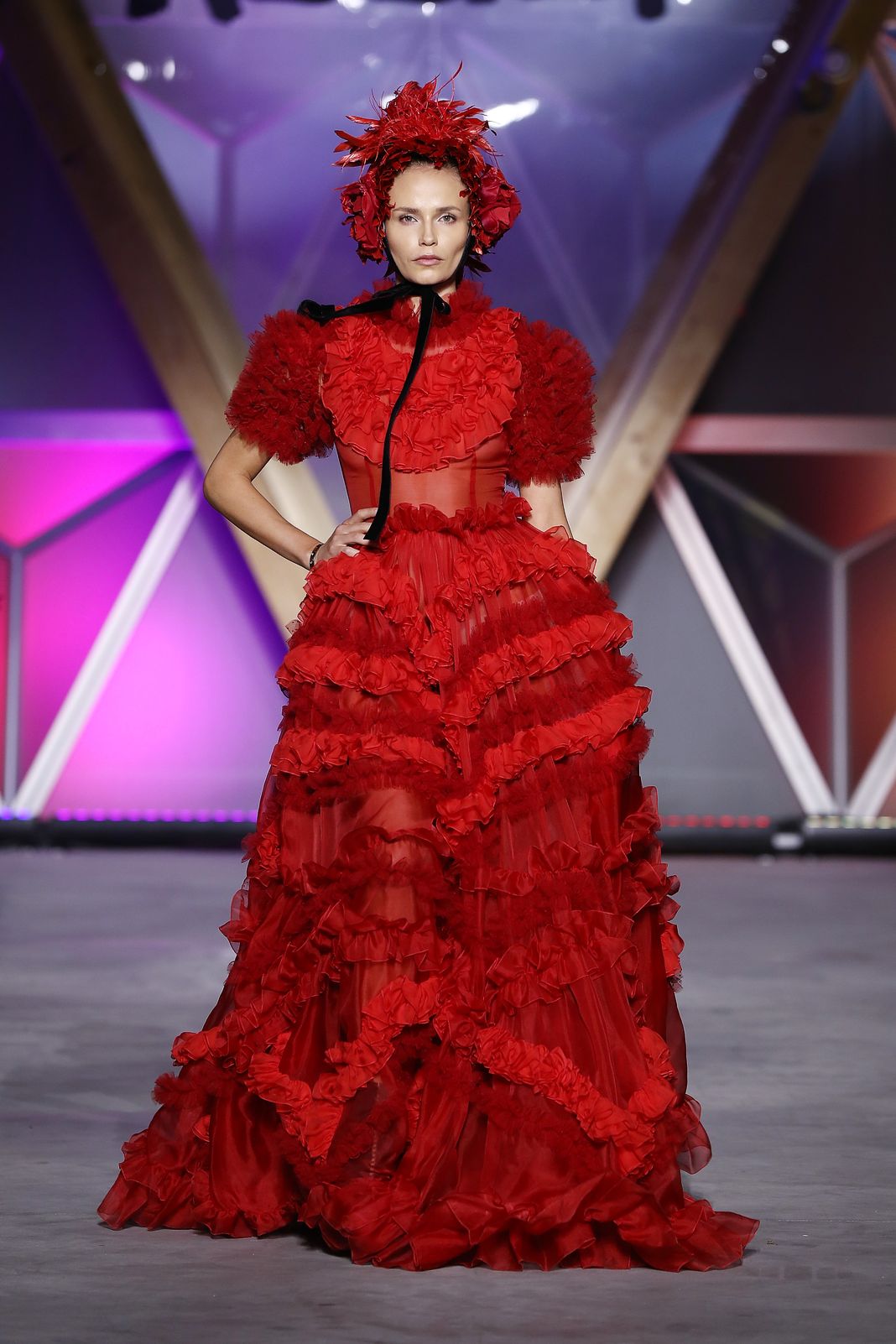 Наташа Поли идет по подиуму Fashion for Relief Cannes 2018 во время 71-го ежегодного Каннского кинофестиваля.