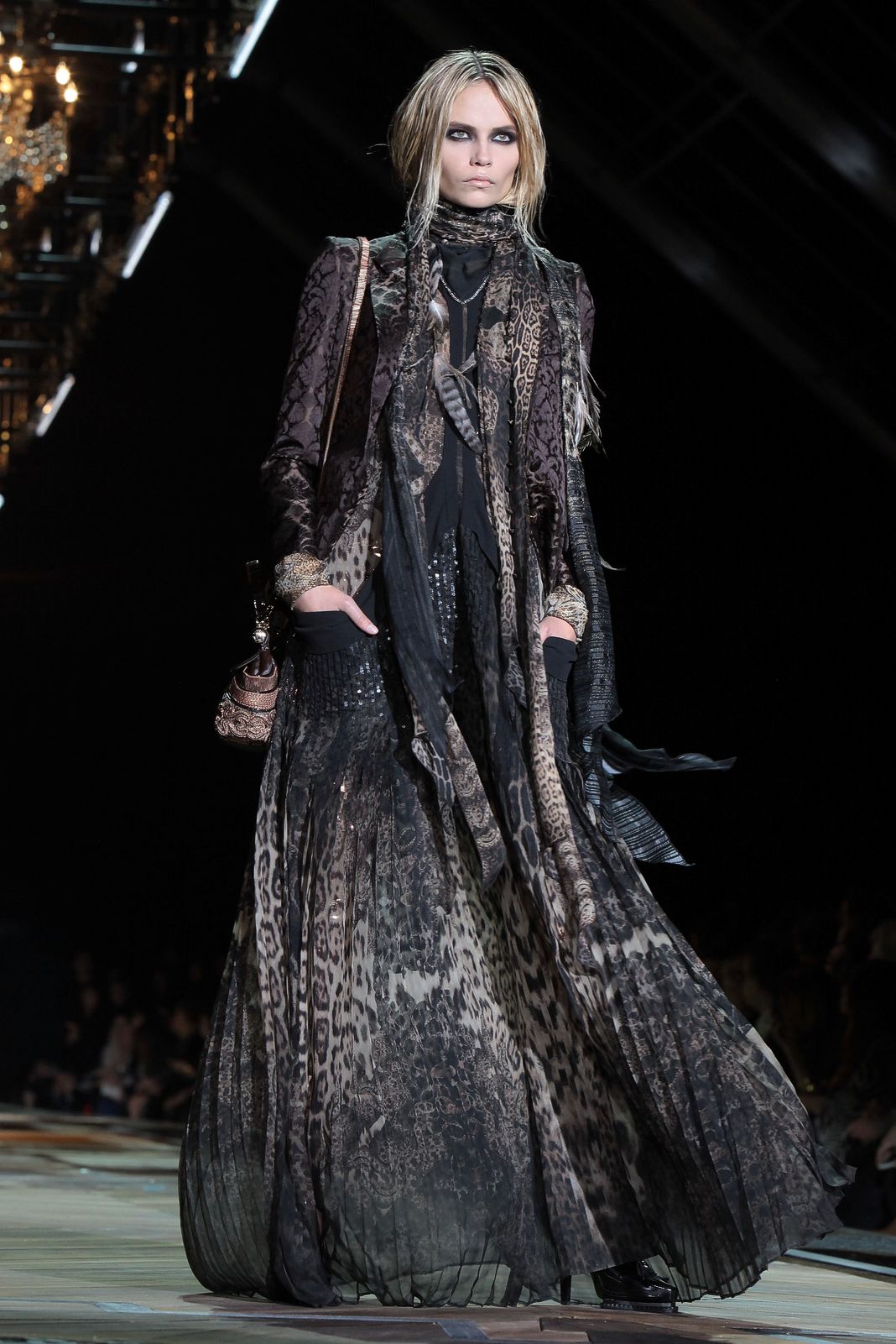 Идет по подиуму во время показа мод Roberto Cavalli в рамках Недели женской моды.