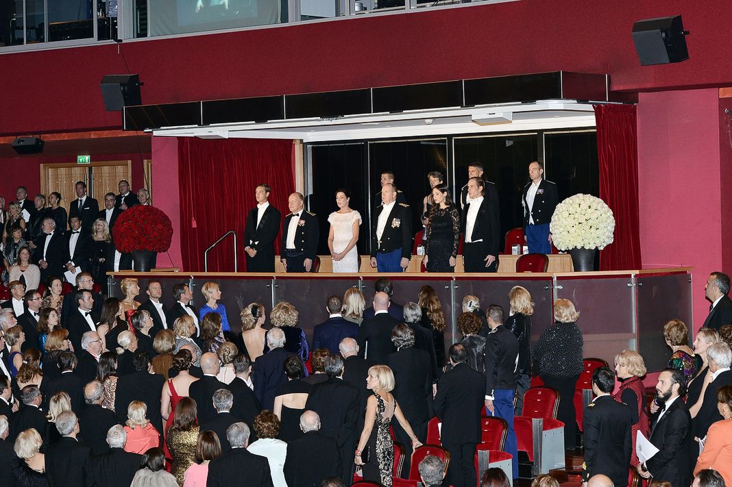 Пьер Казираги, принцесса Каролина Ганноверская, принц Монако Альбер II, Татьяна Санто-Доминго и Андреа Казираги на гала-вечере в честь Национального дня Монако.