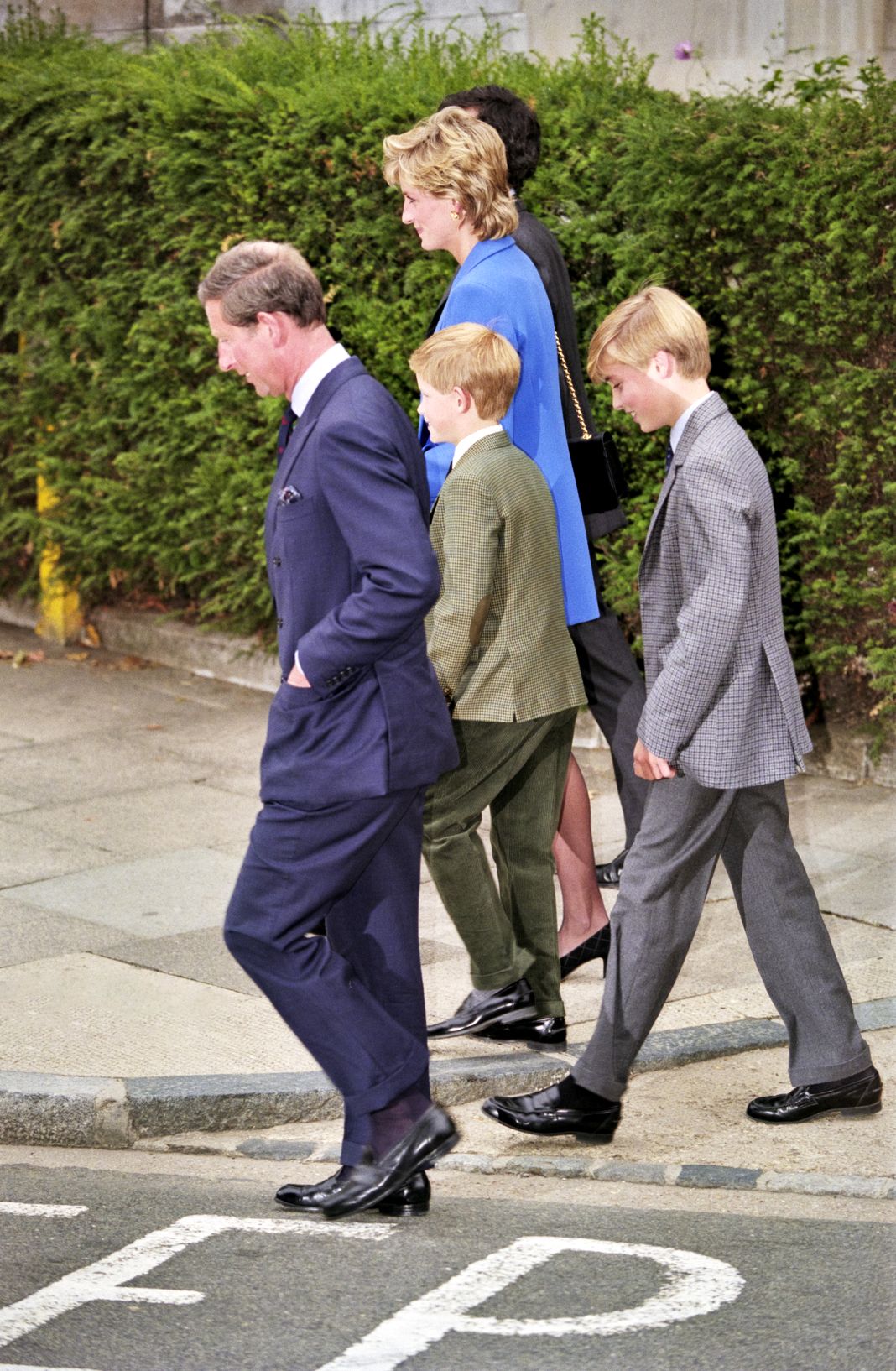 Принц Чарльз со своей женой Дианой и сыновьями принцем Гарри и принцем Уильямом, в Итоне