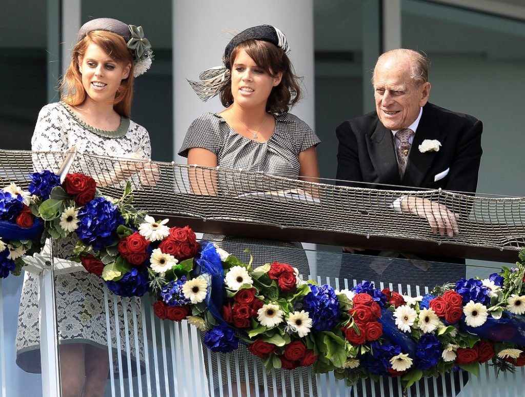 Принцесса Беатрис Йоркская, принцесса Евгения Йоркская и принц Филипп, герцог Эдинбургский наблюдают за происходящим с королевского балкона