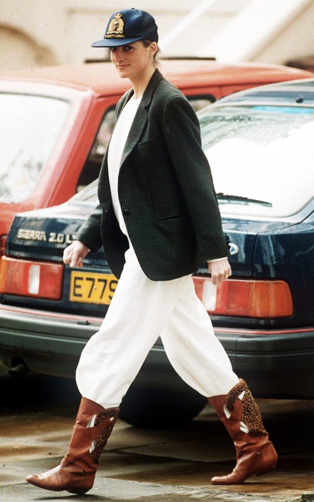 Принцесса Диана в необычном сочетании белых брюк, ботинок, пиджака и бейсболки
