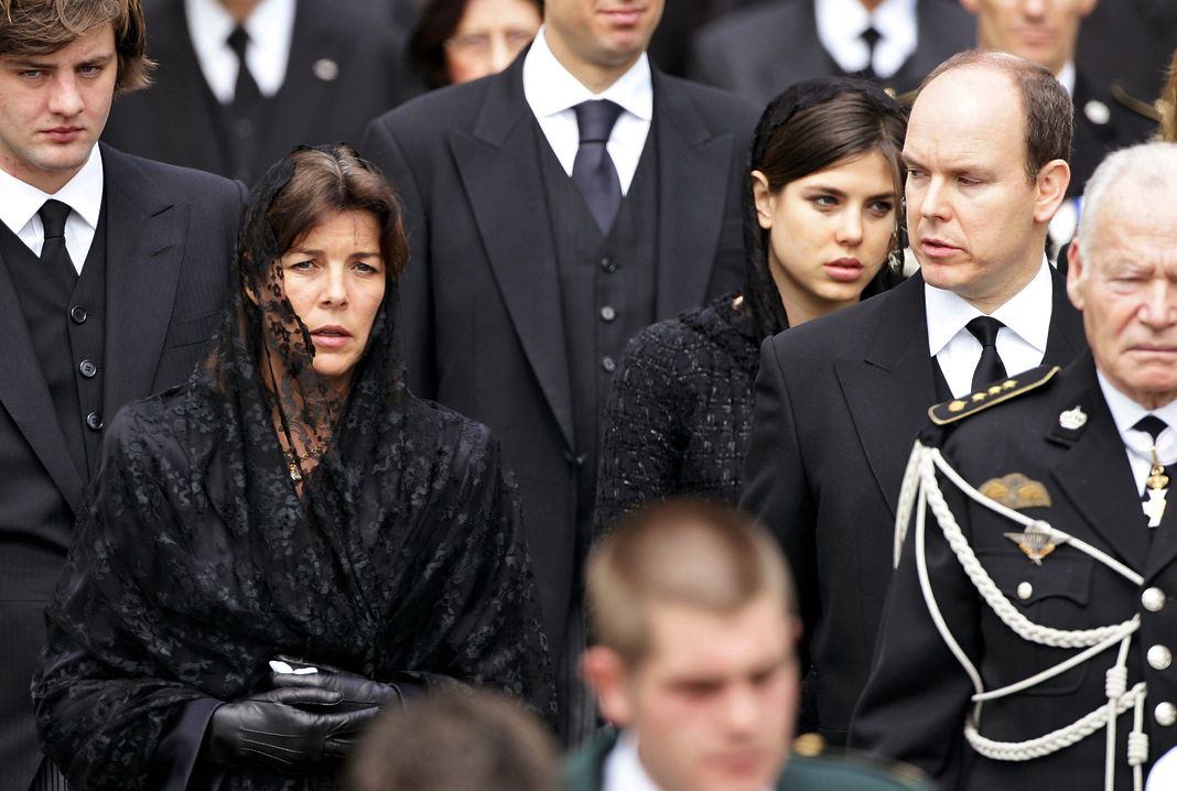 Принцесса Каролина Ганноверская, Шарлотта Казираги и принц Монако Альбер на похоронах князя Монако Ренье III.