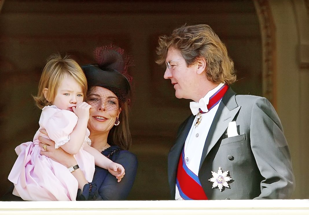 Принцесса Монако Каролина держит свою дочь принцессу Александру.
