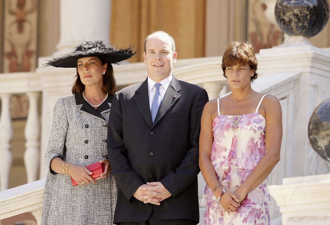 Принцесса Монако Каролина, принц Монако Альбер II и принцесса Монако Стефания во дворе дворца Монако