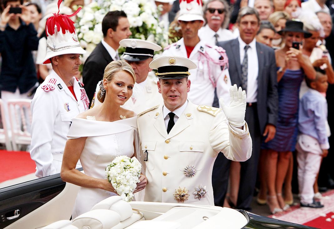 Принцесса Монако Шарлен и принц Монако Альбер II отправляются в церковь Сент-Девот после свадебной церемонии