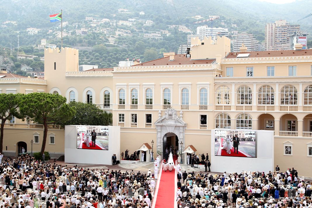 Принцесса Шарлен де Монако и ее отец идут по красной ковровой дорожке перед церемонией Королевской свадьбы с принцем Монако Альбертом II