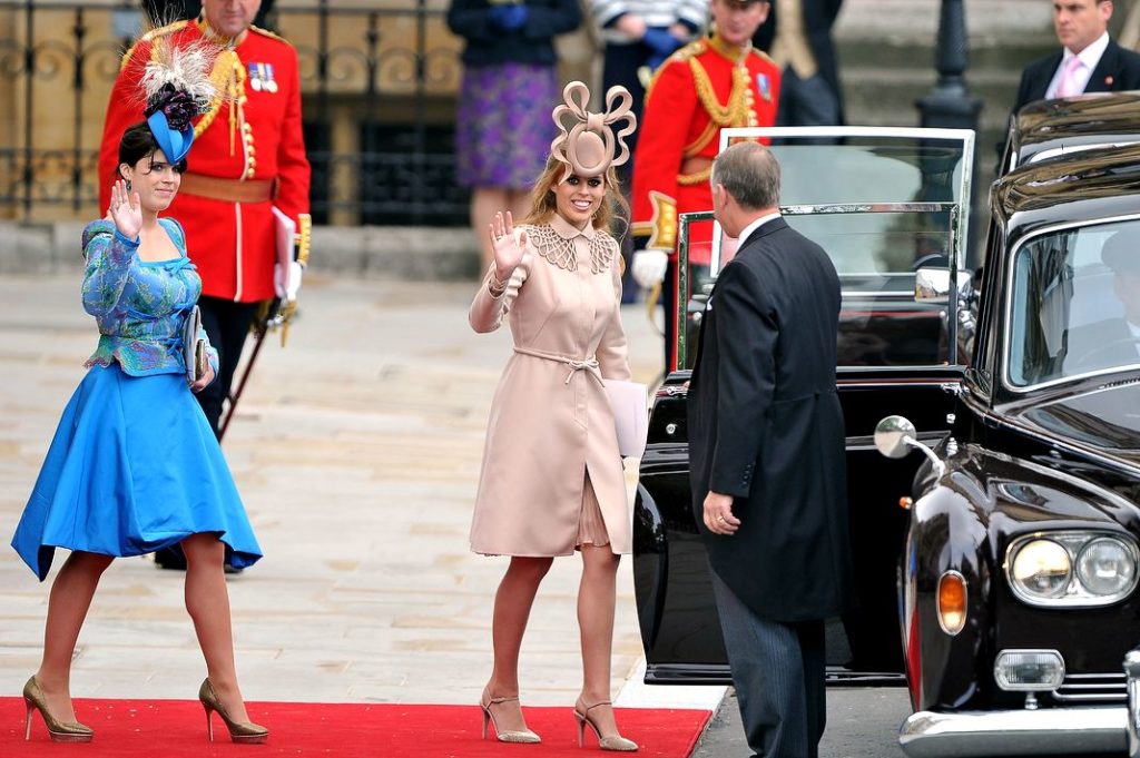 Принцесса Беатрис Йоркская и принцесса Евгения Йоркская готовятся совершить путешествие в экипаже к Букингемскому дворцу после королевской свадьбы принца Уильяма