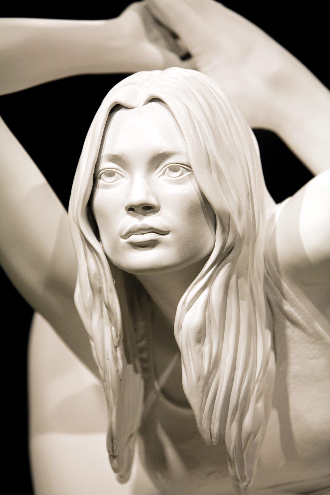 Произведение Марка Куинна под названием «Сфинкс», которое представляет собой скульптуру супермодели Кейт Мосс в позе йоги, выставлено в музее Гронингена