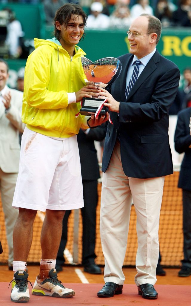 Рафаэль Надаль держит трофей победителя вместе с принцем Монако Альбертом II после его победы