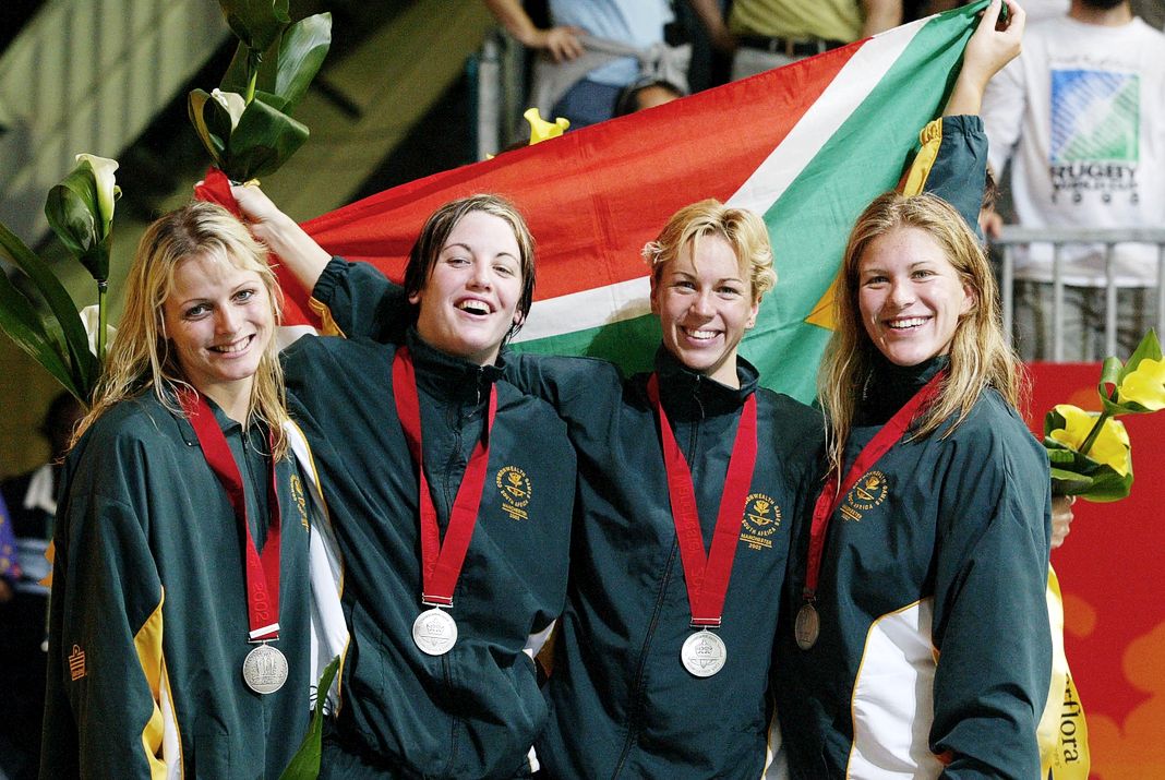 Шарлин Уиттсток, Сара Поу, Мэнди Лутс и Хелен Мюллер из Южной Африки выигрывают серебряную медаль в финале.