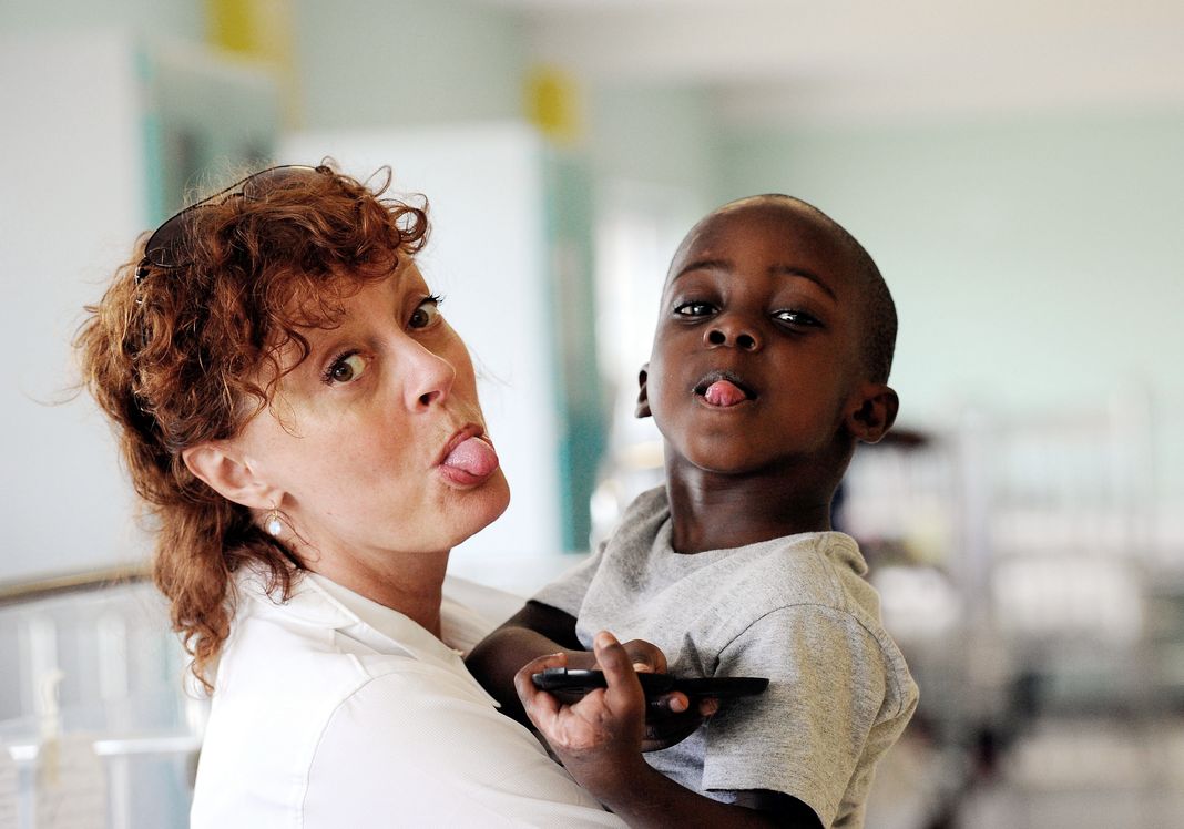 Сьюзан Сарандон во время визита в педиатрическое отделение детской больницы Святого Дамиана
