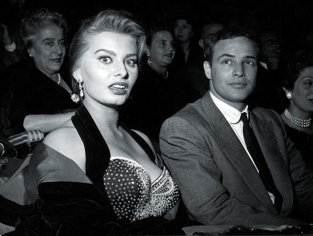 Софи Лорен и Марлон Брандо в кинотеатре в Риме, где Брандо получил премию Франческо Пазинетти за роль в фильме «На набережной».