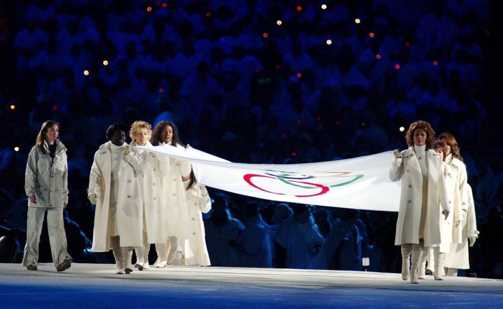 Олимпийский флаг несут на стадион во время церемонии открытия Зимних Олимпийских игр 2006 года.