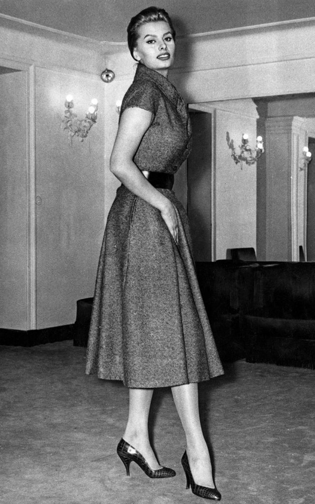 Софи Лорен примеряет платье Christian Dior 'New Line', Италия, 6 февраля 1956 года.