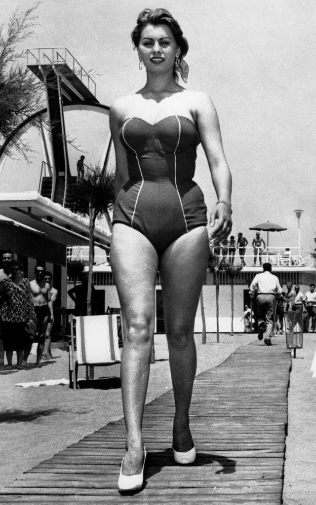 Софи Лорен в слитном купальнике на пляже, 1956 год.