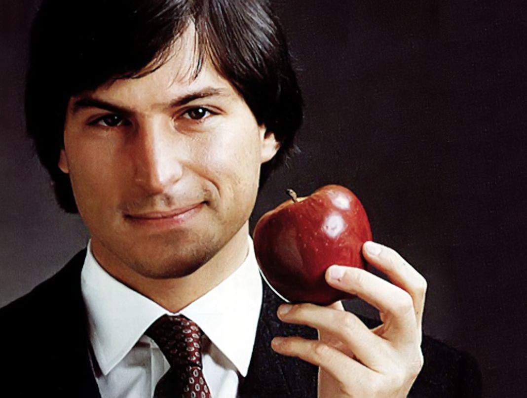 Стив Джобс с яблоком