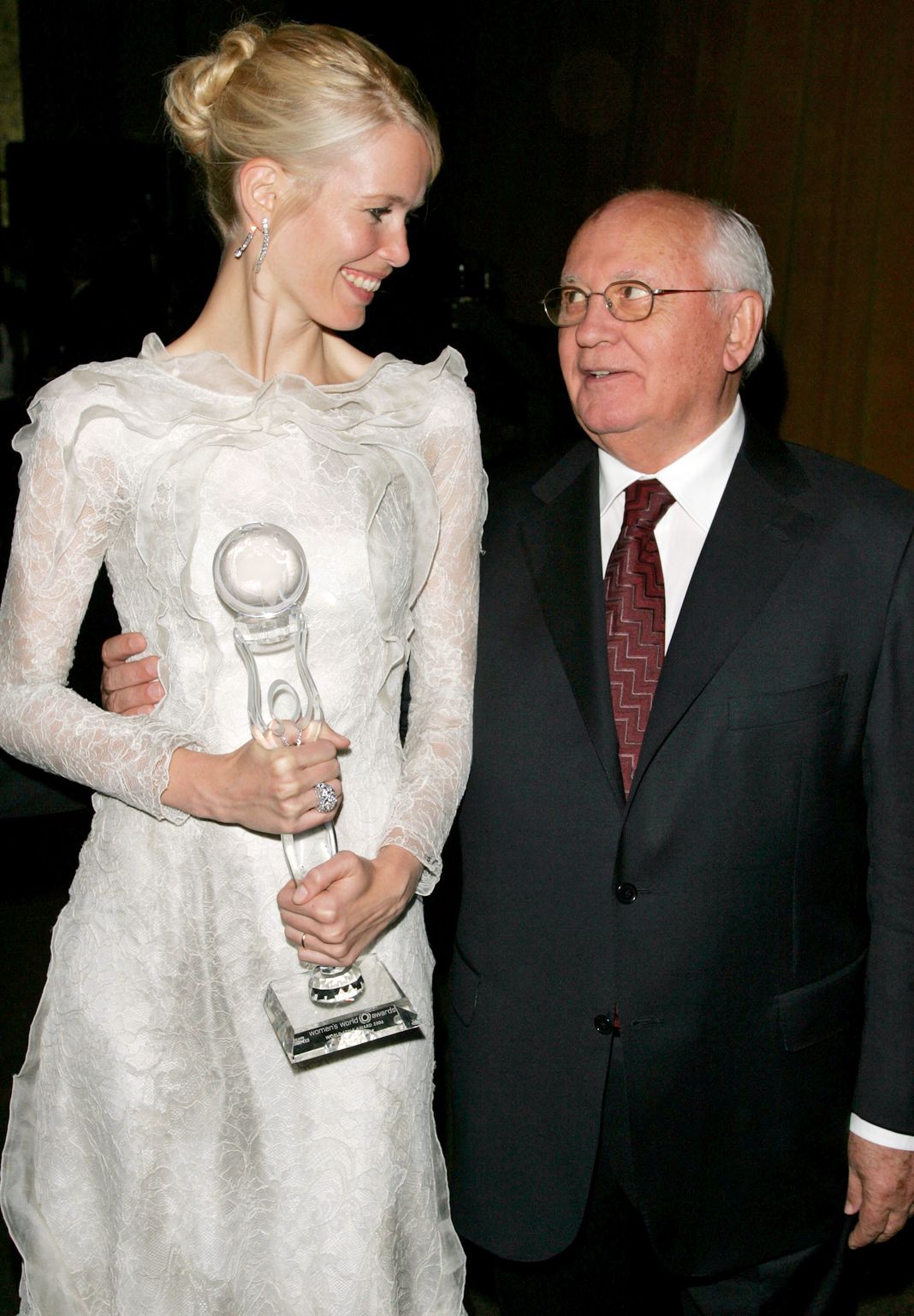 Супермодель и бывший премьер-министр Советского Союза и президент Women's World Awards Михаил Горбачев.