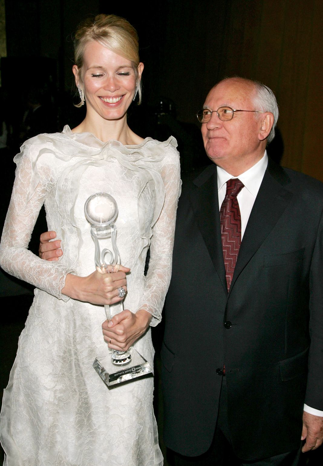 Супермодель Клаудиа Шиффер и бывший премьер-министр Советского Союза и президент Women's World Awards Михаил Горбачев.