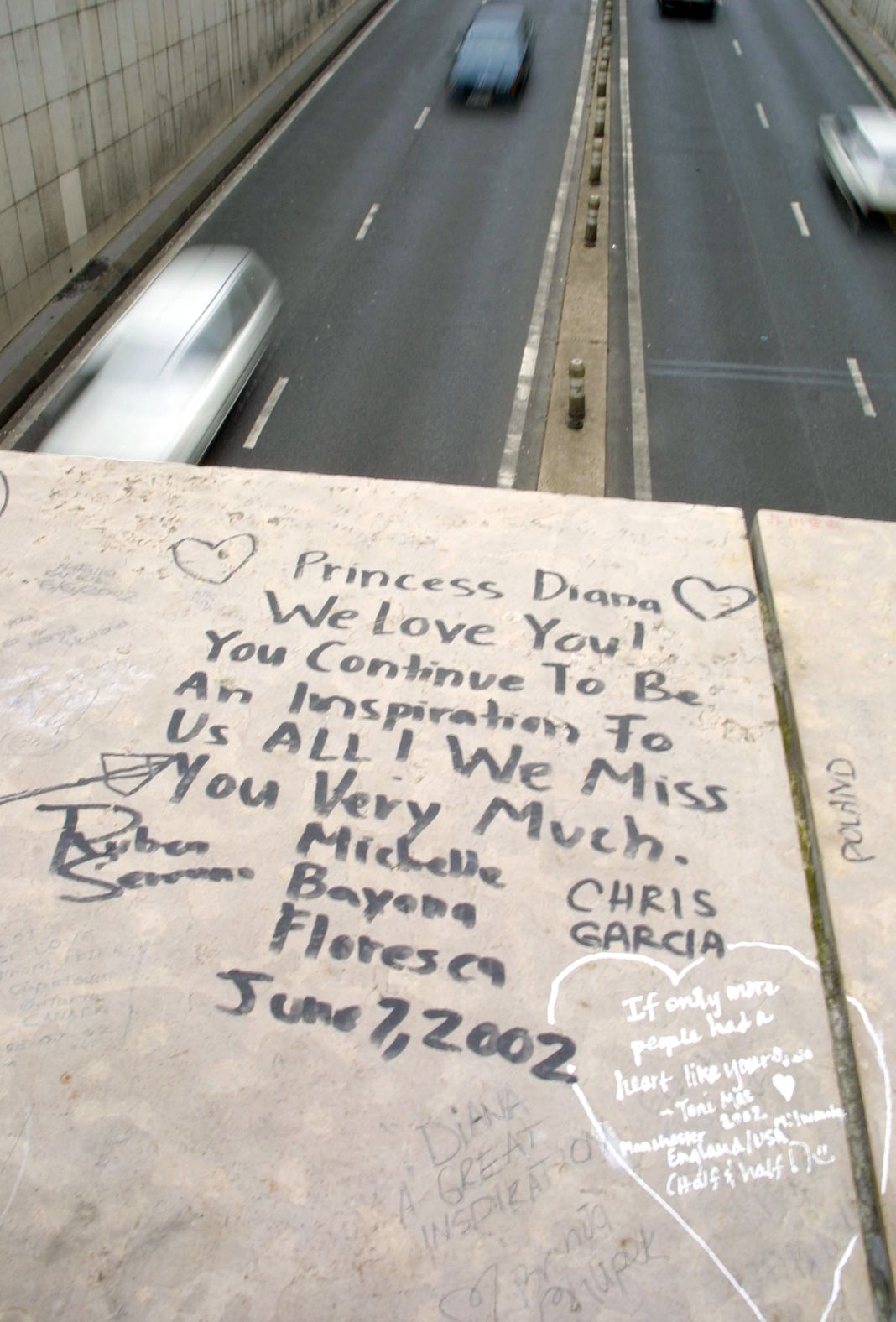 Записка, оставленная поклонником принцессы Дианы Уэльской рядом с местом аварии в пятую годовщину ее смерти
