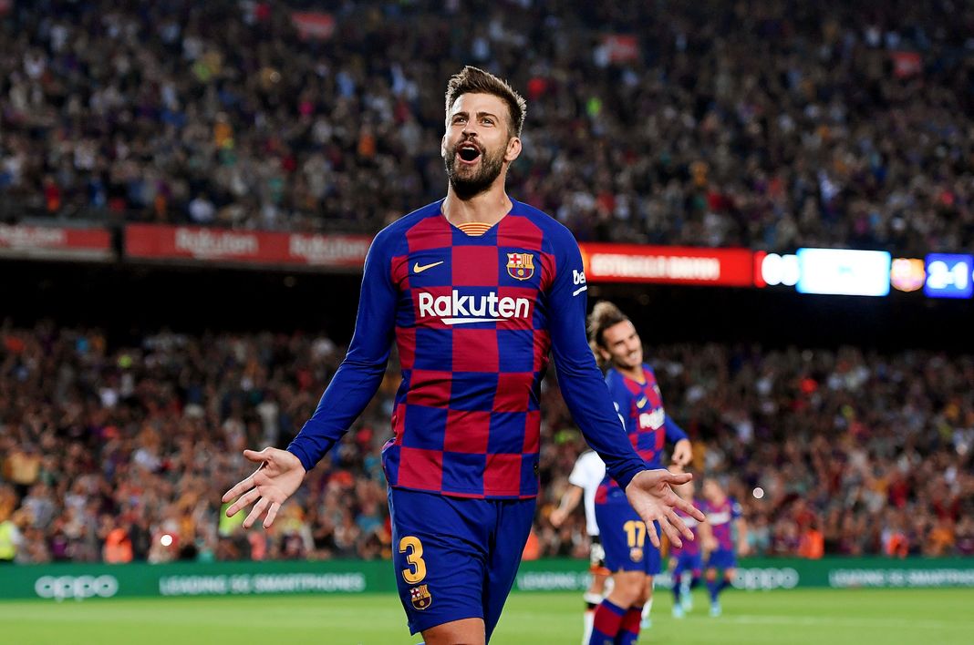 Жерар Пике из ФК «Барселона» забил третий гол своей команды во время матча Лиги Чемпионов между ФК «Барселона» и «Валенсией»