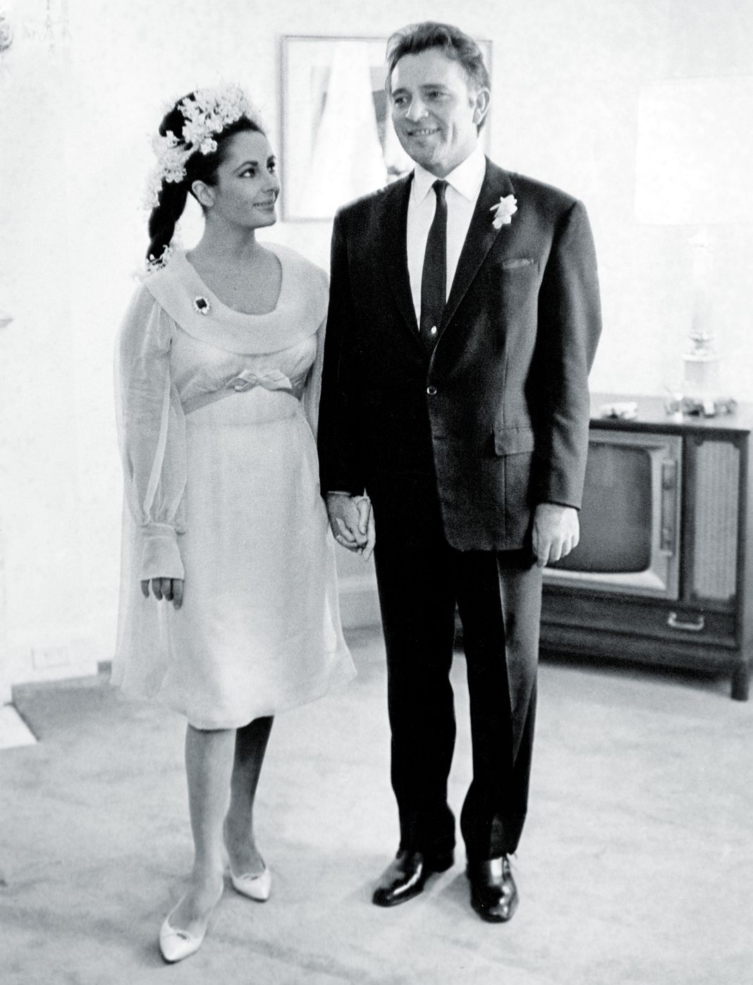 Звезды британского кино Элизабет Тейлор и Ричард Бертон на своей первой свадьбе в Монреале, Канада. Они женились дважды.