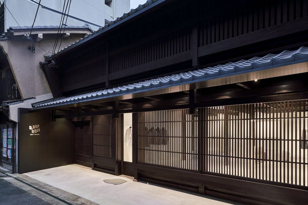 A-Poc Able Issey Miyake открыл ультрасовременный бутик в старинном доме в Киото, фото 1