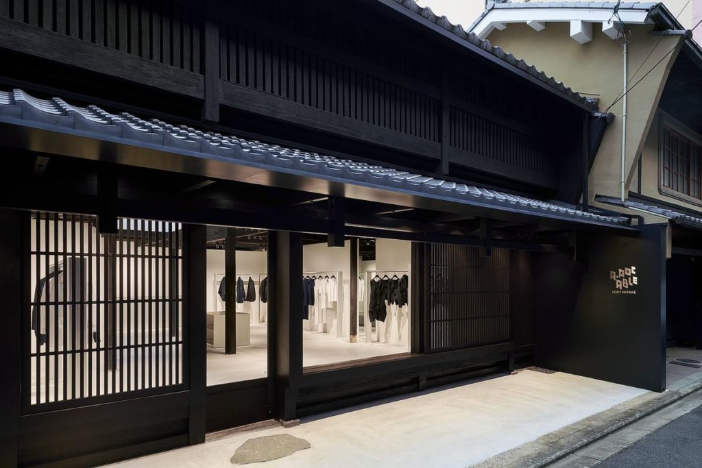 A-Poc Able Issey Miyake открыл ультрасовременный бутик в старинном доме в Киото, фото 2
