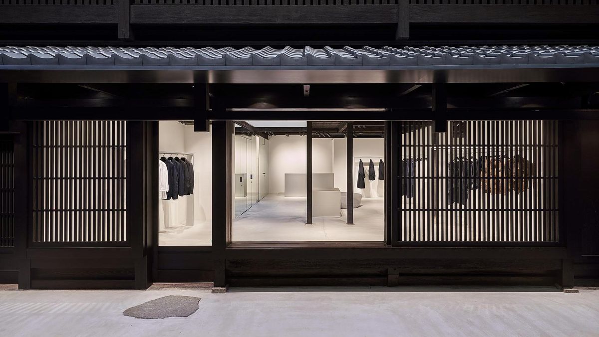 A-Poc Able Issey Miyake открыл ультрасовременный бутик в старинном доме в Киото