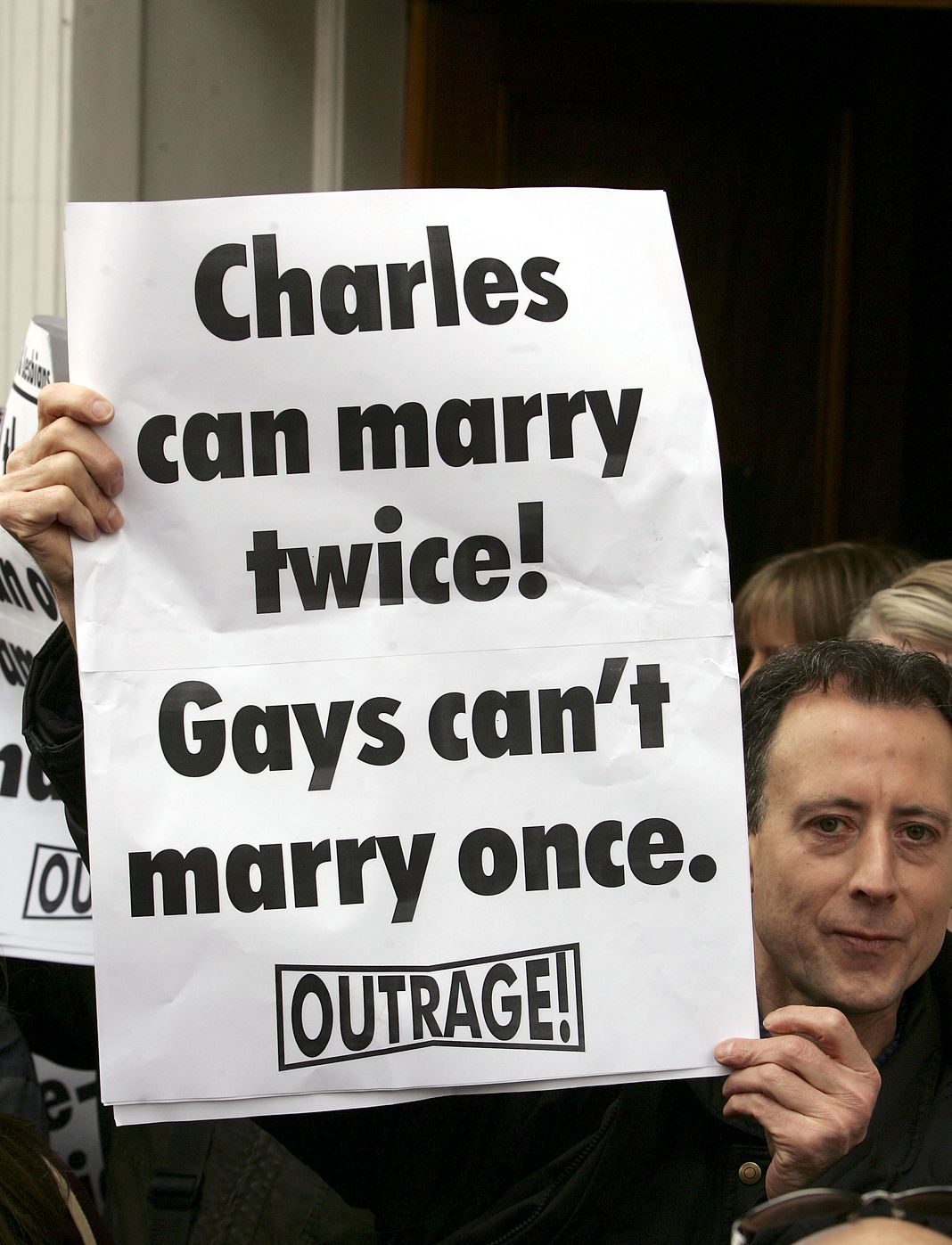Активист по правам геев Питер Тэтчелл держит плакат "Чарльз может женится два раза, гей - ни разу"" перед свадьбой между принцем Уэльским и миссис Камиллой Паркер-Боулз