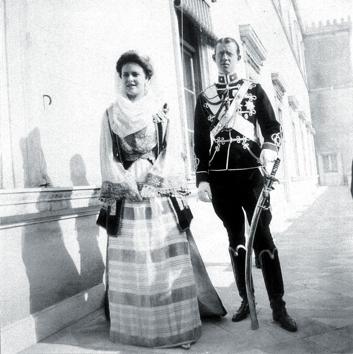 Алиса Баттенбергская, принцесса Греческая в греческом национальном костюме с мужем
